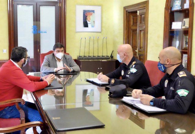 El alcalde de Huelva, Gabriel Cruz, se reúne con dos mandos de la Policía Local ante los controles por el cierre perimetral de la ciudad. 