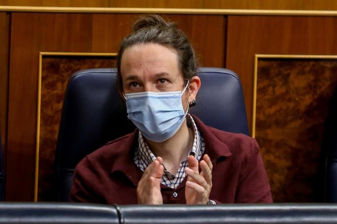 El vicepresidente segundo y líder de Unidas Podemos, Pablo Iglesias, aplaude durante una sesión plenaria en el Congreso de los Diputados, en Madrid (España), a 2 de diciembre de 2020.