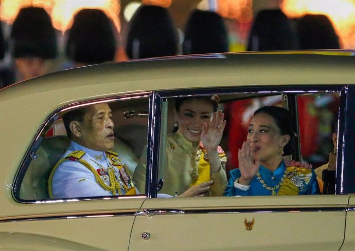 El rey de Tailandia, Maha Vajiralongkorn, la reina Queen Suthida y la princesa a las afueras del Gran Palacio.