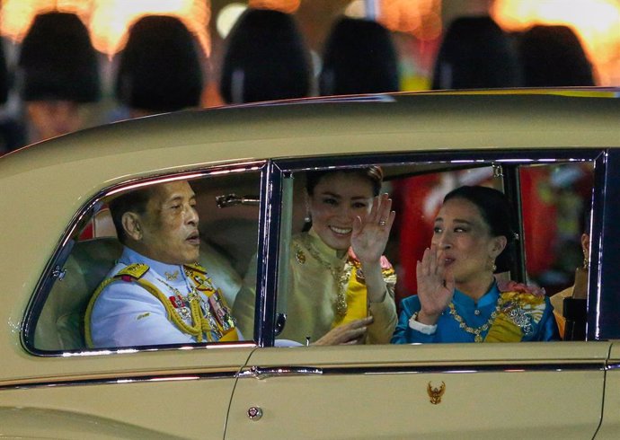 05 December 2020, Thailand, Bangkok: Thailand's King Maha Vajiralongkorn, Queen Suthida, and Princess Bajrakitiyabha leave after a candlelight vigil to remember the birthday of the Thailand's late King Bhumibol Adulyadej, outside the Grand Palace. Photo