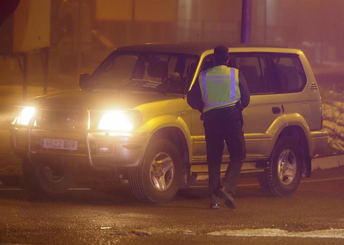 Controles policiales en Valladolid el día de la entrada en vigor del toque de queda a las 20.00 horas por la crisis del coronavirus, en Valladolid, Castilla y León, (España), a 16 de enero de 2021.