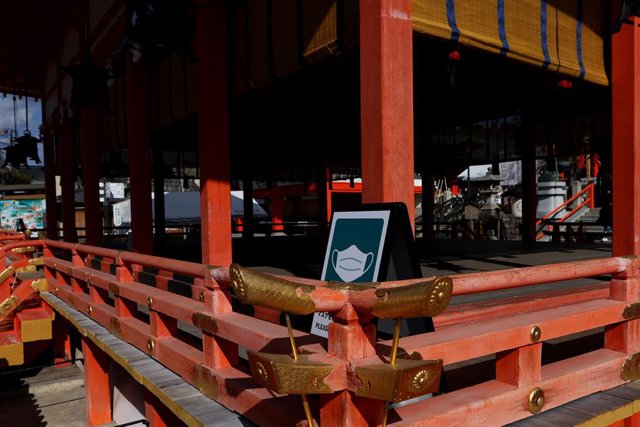 Un rètol indica l'ús obligatori de fer servir mascareta en un temple de Kyoto, el Japó.