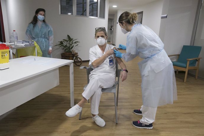 Una técnico auxiliar de cuidados de la residencia, Socorro Mancebo recibie la segunda dosis de la vacuna Pfizer-BioNTech contra el coronavirus en el Centro Polivalente de Recursos Residencia Mixta de Gijón, el mismo en el que se inició la vacunación en 