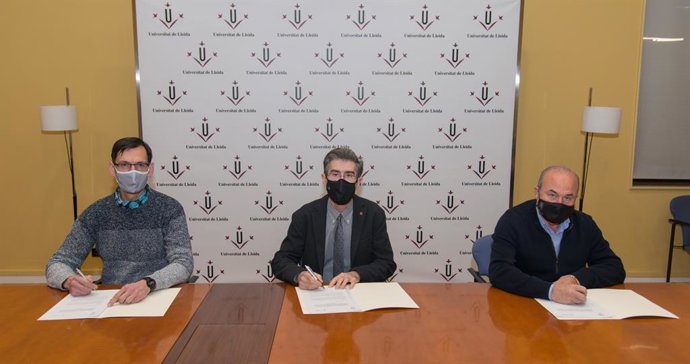 El president de la Fcac, Ramon Sarroca; el rector de la UdL, Jaume Puy, i el professor de la UdL, Lluís Miquel Pla.