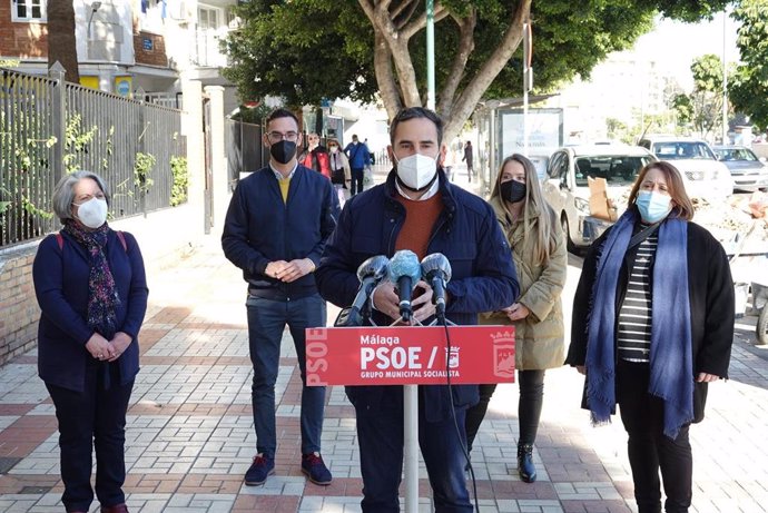 El portavoz del PSOE en el Ayuntamiento, Daniel Pérez, informa junto a otros concejales socialistas