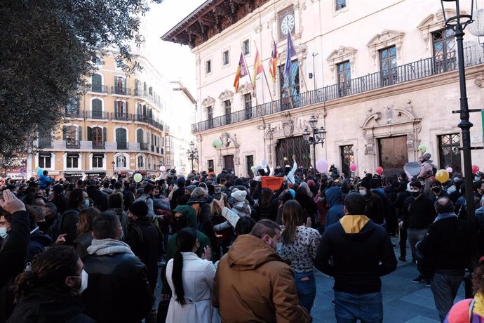 Multitudinaria concentración del pasado 12 de enero, ante el Ayuntamiento.