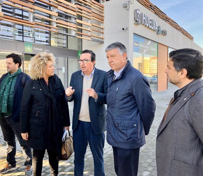 Imagen de archivo de dirigentes del PP de Huelva en la nueva estación de tren de Huelva.