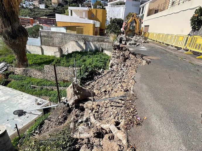 Muro derruido en el camino de Las Acacias, en Santa Cruz de Tenerife