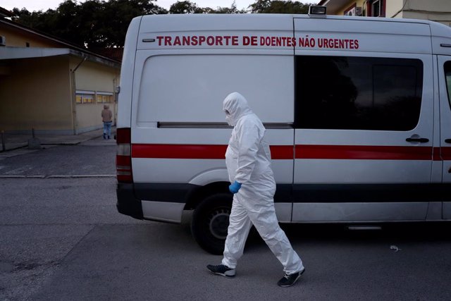 Un sanitari al costat d'una ambulància a Lisboa