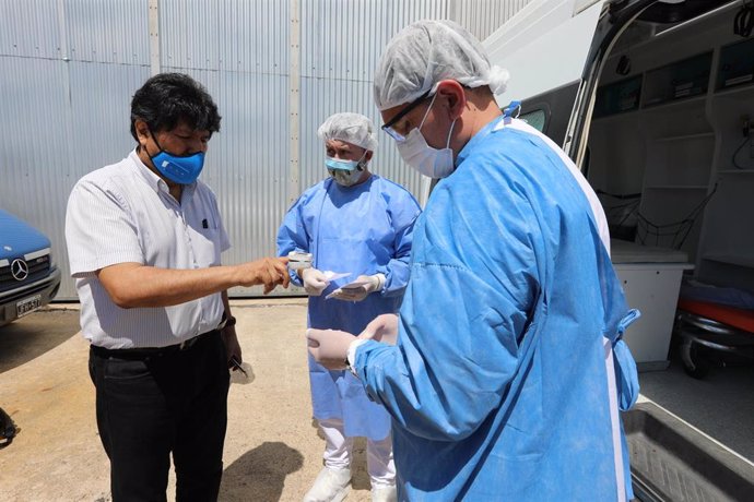 Evo Morales realizandose la prueba del coronavirus antes de su regreso a Bolivia en noviembre de 2020