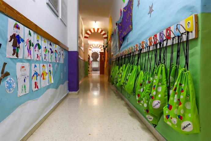 Pasillo con dibujos y mochilas colgadas en un centro de Educación Infantil, foto de recurso