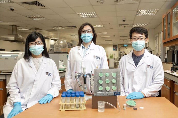 El aerogel productor de agua es inventado por un equipo de seis investigadores dirigido por Ho Ghim Wei (izquierda).