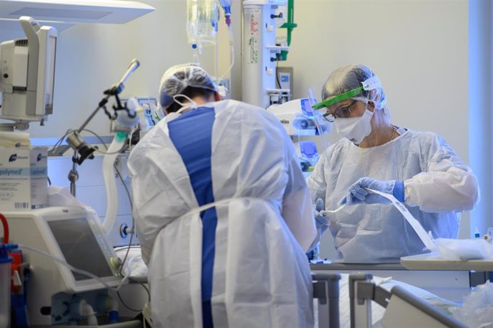 19 January 2021, Saxony, Pulsnitz: Intensive care nurses care for Coronavirus patients in the Covid-19 intensive care unit at the VAMED Clinic Schloss Pulsnitz.