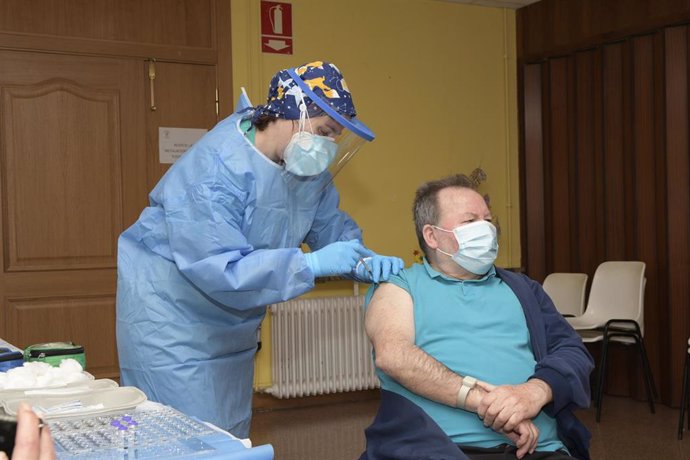 Una sanitaria vacuna a Javier Martín, el primer hombre en vacunarse en La Rioja, durante el primer día de vacunación contra la Covid-19 en España, en el Hogar 'Madre de Dios' de Haro, en La Rioja (España), a 27 de diciembre de 2020. 
