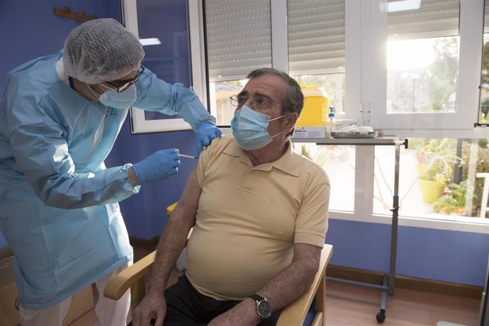 Un sanitario administra a un hombre la segunda dosis de la vacuna contra el coronavirus