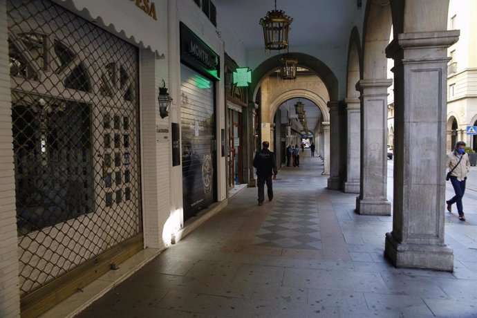 Hostelería del entorno de la Catedral de Granada cerrada (Foto de archivo). 