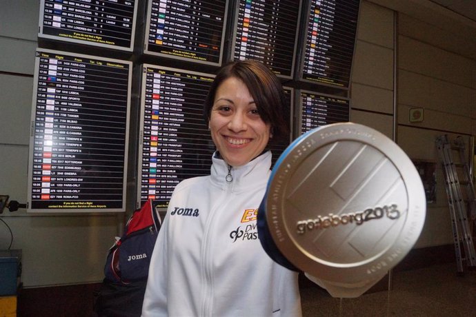 Isabel Macías, con su medalla de plata del Europeo en Pista Cubierta 2013