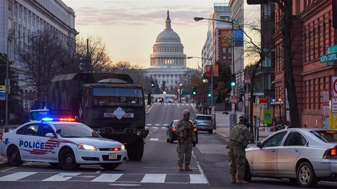 Efectivos de la Policía y la Guardia Nacional de Estados Unidos en un control cerca del Capitolio de cara a la investidura de Joe Biden. 