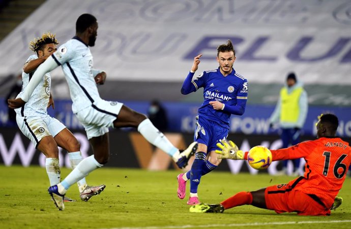 19 January 2021, United Kingdom, Leicester: Leicester City's James Maddison (2nd R) scores his side's second goal during the English Premier League soccer match between Leicester City and Chelsea at the King Power Stadium. Photo: Tim Keeton/PA Wire/dpa