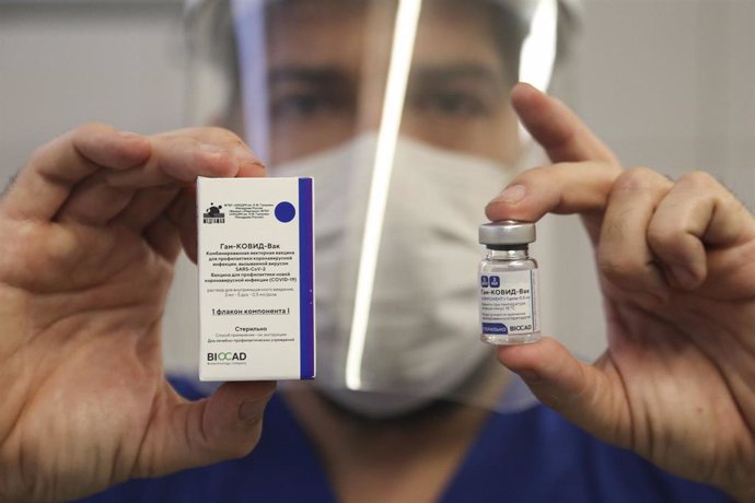 Un trabajador sanitario de Argentina enseña muestras de la vacuna contra el coronavirus Sputnik V, desarrollada en Rusia