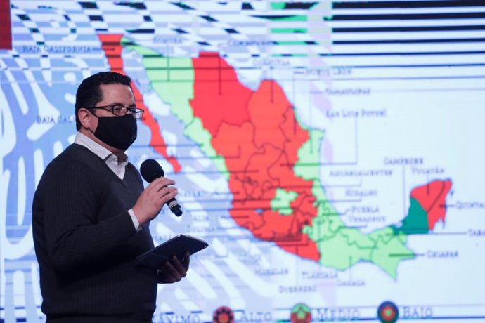 El director de Epidemiología del Ministerio de Salud de México, José Luis Alomía, en conferencia de prensa.