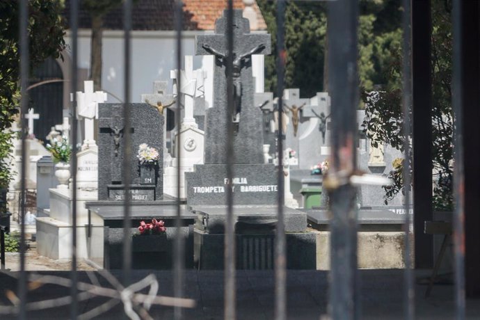 Entrada del Cementerio Municipal de Ciempozuelos desde la que se ve varias tumbas, durante la cuarta semana del estado de alarma decretado por el Gobierno por la crisis del coronavirus, en Ciempozuelos/Madrid (España) a 8 de abril de 2020.