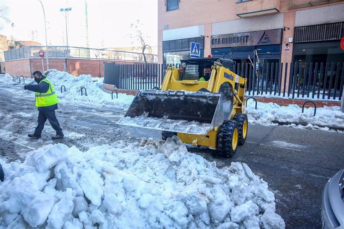 Una excavadora colabora en la retirada de la nieve del alcantarillado del Camino de Hormigueras antes de que comiencen las lluvias en la capital, en Madrid (España), a 19 de enero de 2021. Ante la previsión de fuertes lluvias a partir de mañana, desde l