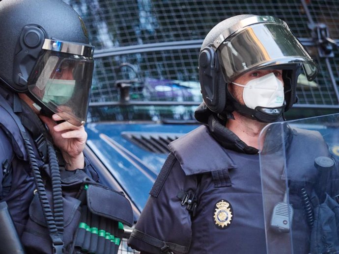 La Policía Nacional antidisturbios se prepara para la vigilancia de la concentración ilegal celebrada por las calles de Pamplona en favor del preso de ETA Patxi Ruiz, quien se encuentra en huelga de hambre hasta que se le realice la prueba del COVID-19 