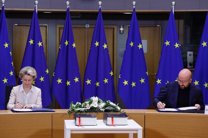 La presidenta de la Comisión Europea, Ursula von der Leyen, junto al presidente del Consejo Europeo, Charles Michel