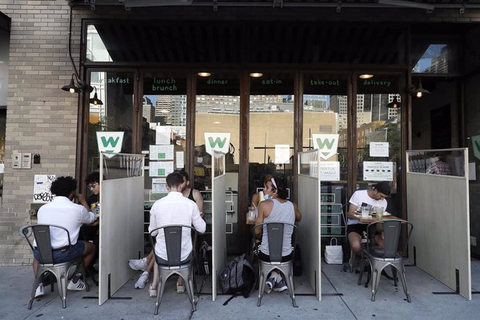 Personas comiendo en un restaurante en Nueva York durante la pandemia de coronavirus