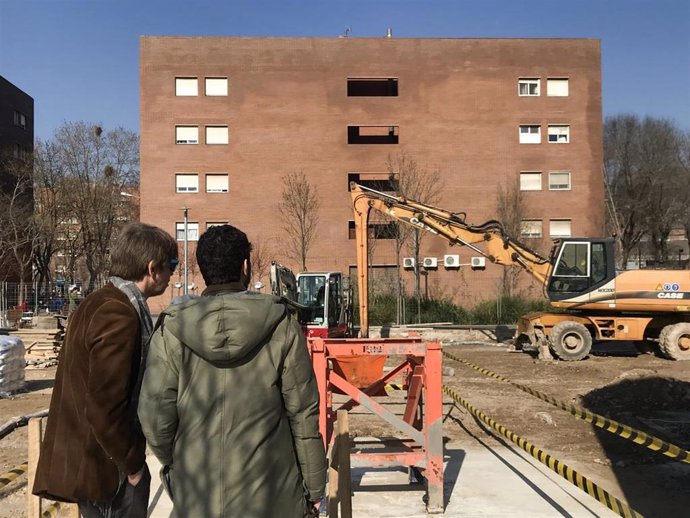 La cooperativa de viviendas Llar Jove coloca la primera piedra del edificio de coviviendas en Sants-Montjuc (Barcelona).