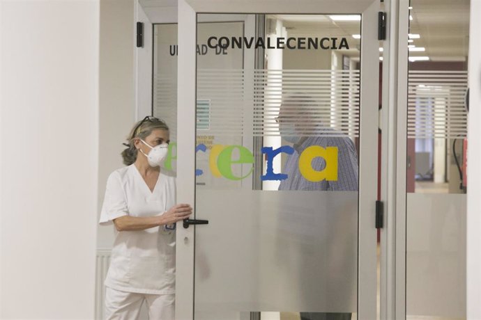 Domingo Guzmán Nuevo de Tuya acompañado de una enfermera es el cuarto usuario de la residencia en recibir la segunda dosis de la vacuna Pfizer-BioNTech contra el coronavirus en el Centro Polivalente de Recursos Residencia Mixta de Gijón, el mismo en el 
