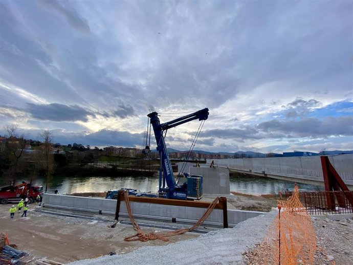 Construcción de la pasarela sobre el río Saja-Besaya