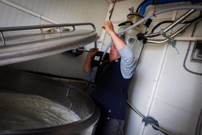 Ganadero de Lechal Colmenar cierra un tanque donde guardan leche en la empresa