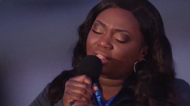La enfermera que se hizo viral por cantar ‘Amazing Grace’ vuelve a hacerlo en un tributo a las víctimas del coronavirus