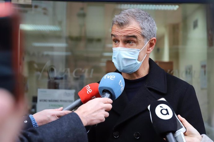 Cantó atiende a los medios