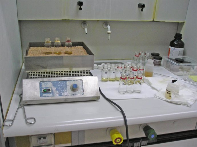 Mineralización de las muestras, en un laboratorio de la Estación Experimental del Zaidín