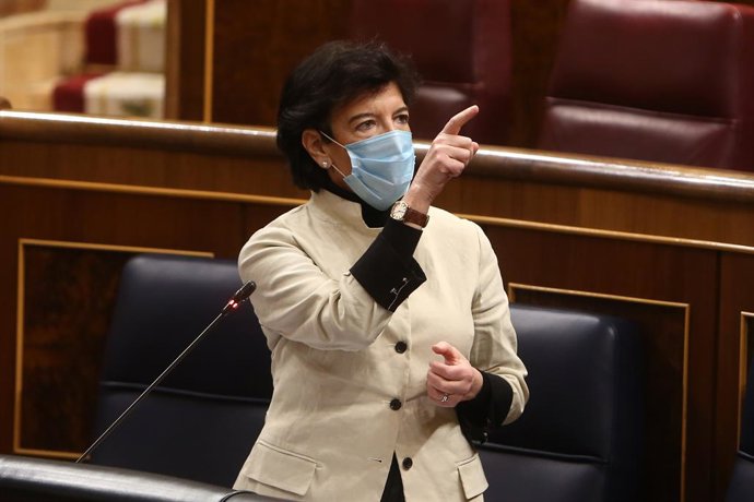 La ministra de Educación y Formación Profesional, Isabel Celaá, interviene durante una sesión de control al Gobierno, en Madrid (España), a 16 de diciembre de 2020. Esta sesión de control al Ejecutivo se celebra tras siete horas de debate sobre el estad
