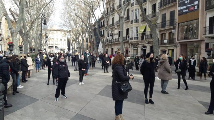 Empresarios y trabajadores de la peluquería y la estética, concentrados en Palma.