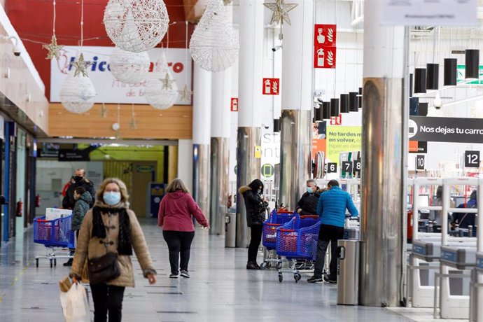 Varias personas hacen compras en un centro comercial de Segovia, Castilla y León (España).