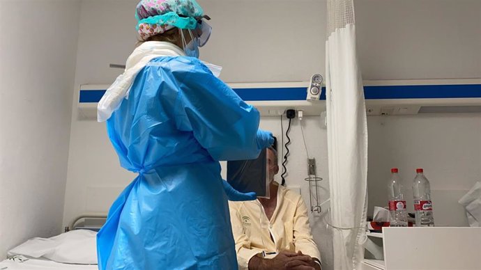 El Hospital Regional de Málaga adquiere ocho nuevas tabletas para conectar a pacientes aislados por COVID-19 con sus familiares