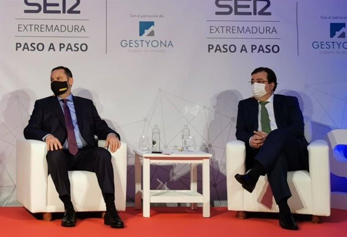 El ministro de Transportes, Movilidad y Agenda Urbana, José Luis Ábalos, y el presidente de la Junta, Guillermo Fernández Vara