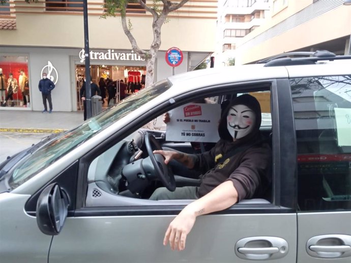 Un manifestante, en uno de los vehículos.