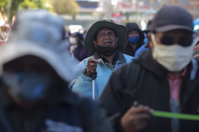 22 September 2020, Bolivia, La Paz: Visually impaired people take part in a protest to demand financial support amid the coronavirus pandemic. Photo: Gaston Brito/dpa