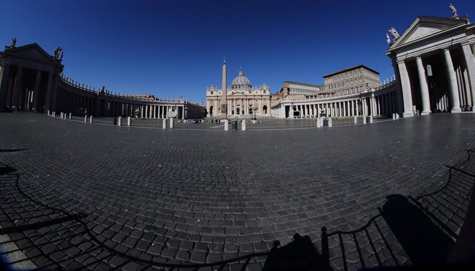 26 April 2020, Vatican, Vatican City: A general view of the empty St. Peter's Square as Pope Francis leads the live-broadcast Regina Caeli prayer from the window of the apostolic palace. Photo: Evandro Inetti/ZUMA Wire/dpa