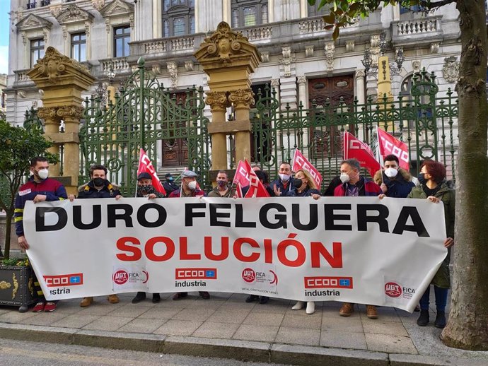 Concentración de los trabajadores de Duro Felguera ante la Junta General para pedir la participación de la SEPI en la compañía.