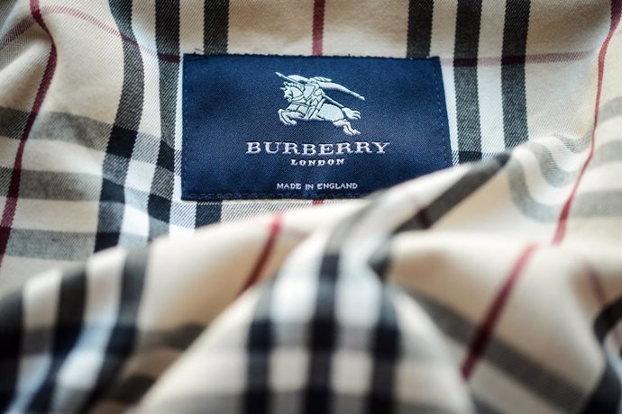 FILED - 12 March 2014, Bavaria, Bamberg: The label with the logo of the fashion designer "Burberry London" in a trench coat. The British fashion group Burberry has cancelled its previous forecasts for its business results this fiscal year, and warned th
