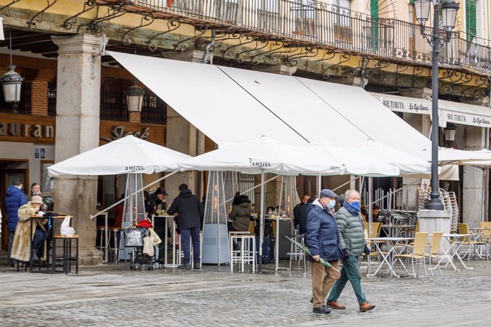 Varias personas en la terraza de un bar en Segovia, Castilla y León (España), a 10 de enero de 2021. Ávila, Segovia y Palencia vuelven a partir de este domingo a la fase 4 por el aumento de contagios de coronavirus, lo que incluye cierres perimetrales, 