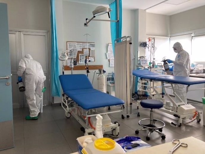 Efectivos del Ejército de Tierra desinfectan el Centro de Salud Playa Blanca, en Lanzarote