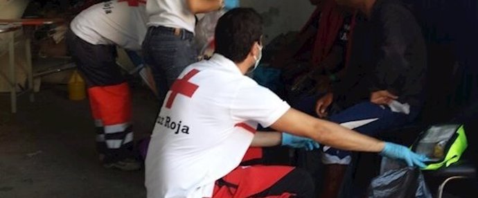 Imagen de archivo de Cruz Roja atendiendo a personas migrantes